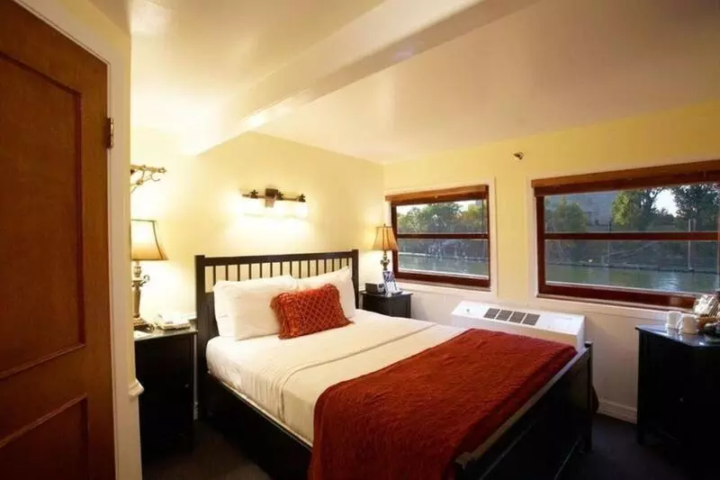 Отель Delta King