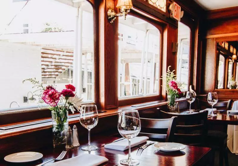 Отель Delta King