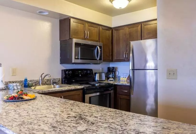 בית מלון כפרי Driftwood Shores Resort