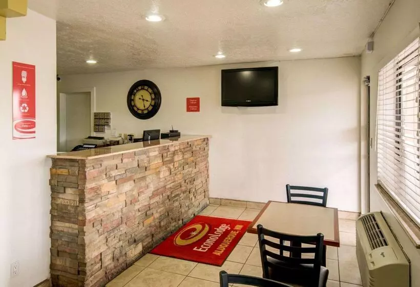 Отель Econo Lodge East