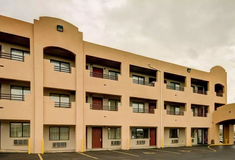 Отель Econo Lodge East