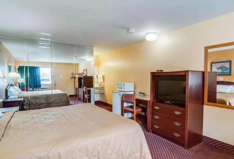 בית מלון כפרי Econo Lodge Near Bluefield College