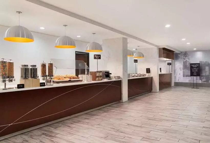 فندق Embassy Suites By Hilton Atlanta Airport