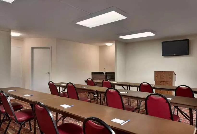 בית מלון כפרי Baymont By Wyndham Nashville Airport