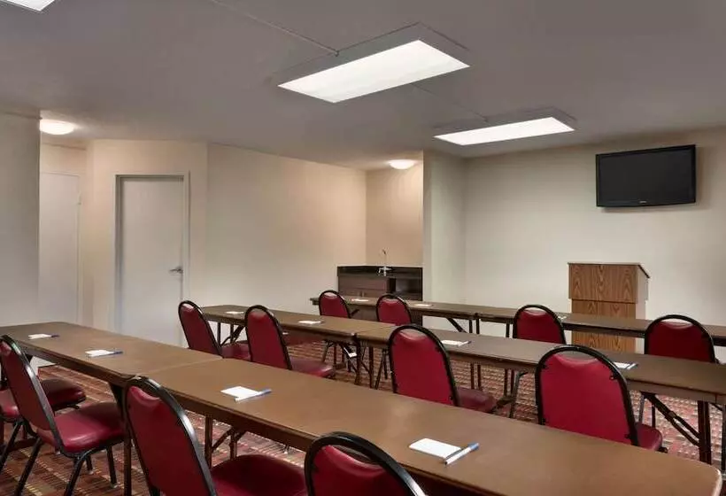 בית מלון כפרי Baymont By Wyndham Nashville Airport