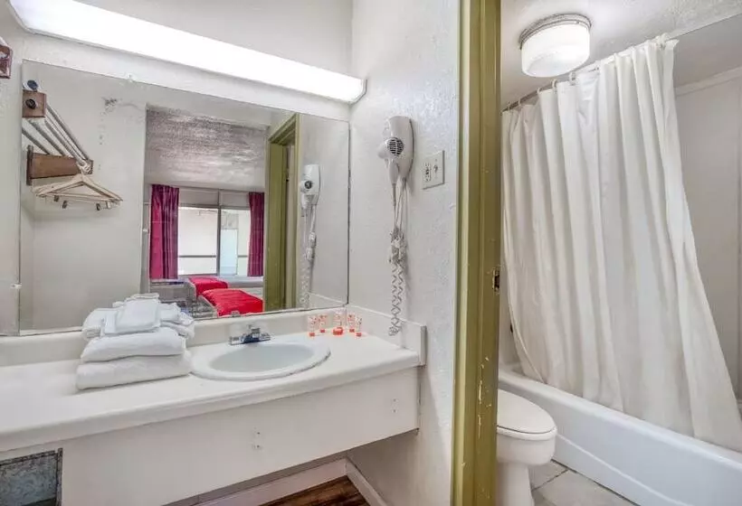 בית מלון כפרי Budget Inn & Suites Brownwood