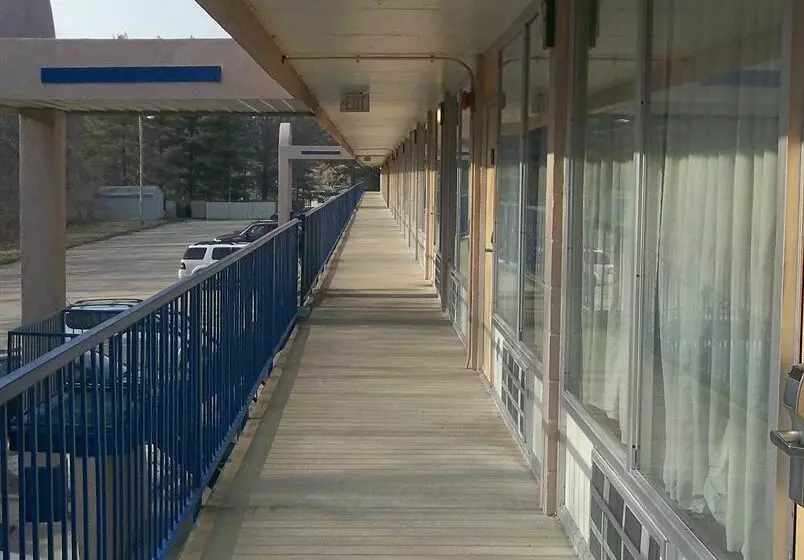 ホテル Macomb Inn