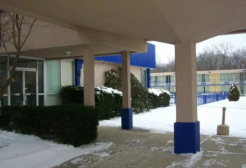 ホテル Macomb Inn