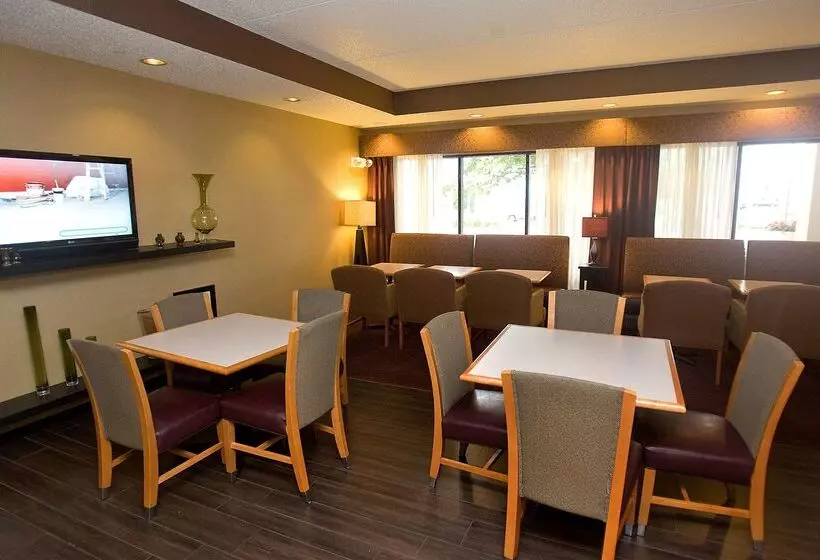 Отель Spark By Hilton Green Bay