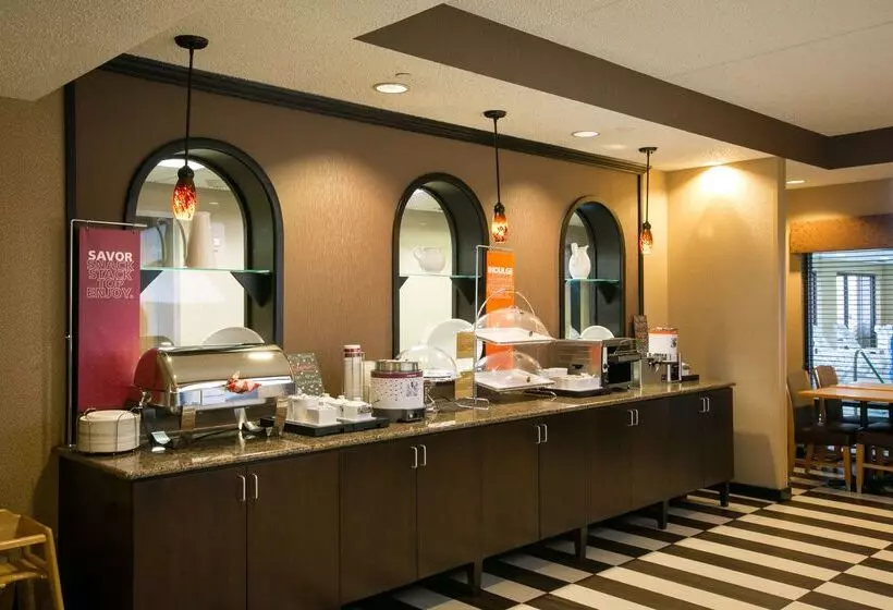 Отель Spark By Hilton Green Bay