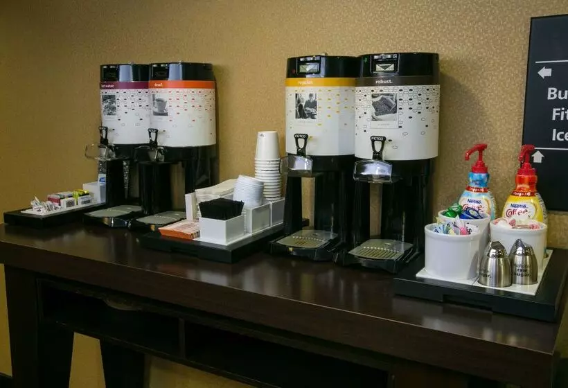 Отель Spark By Hilton Green Bay