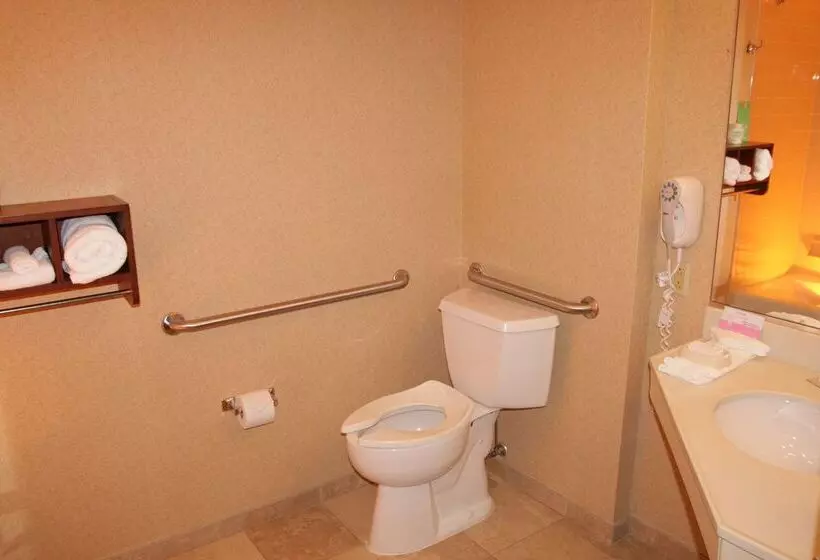 Отель Spark By Hilton Green Bay