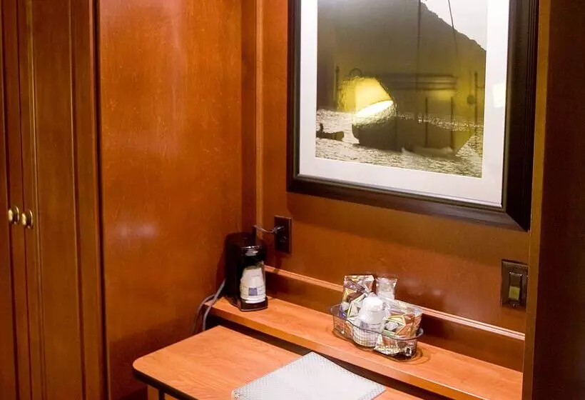 Отель Spark By Hilton Green Bay