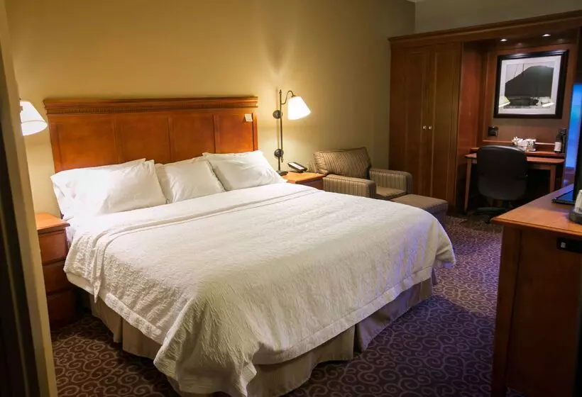 Отель Spark By Hilton Green Bay