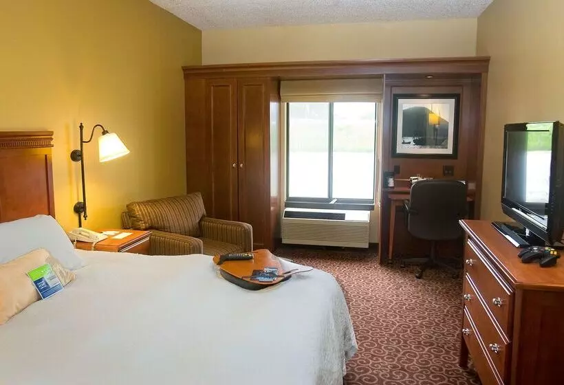 Отель Spark By Hilton Green Bay