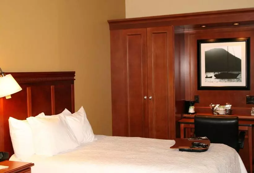 Отель Spark By Hilton Green Bay