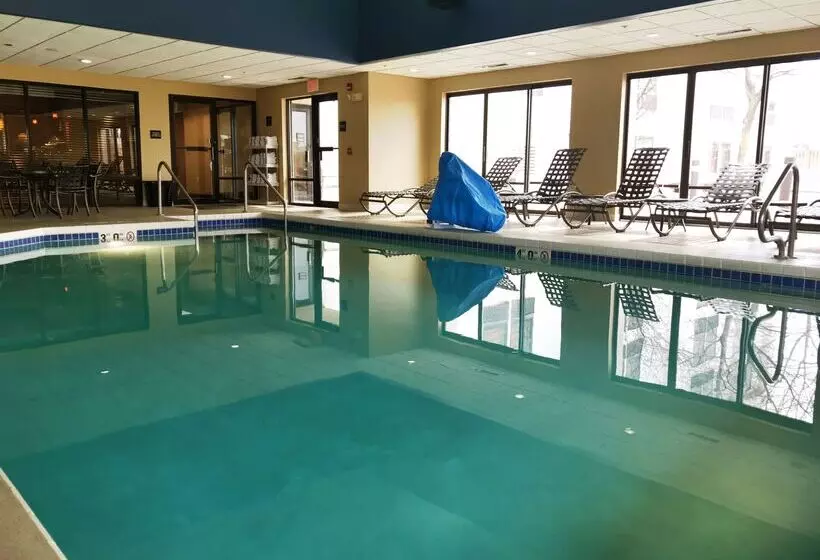 Отель Spark By Hilton Green Bay