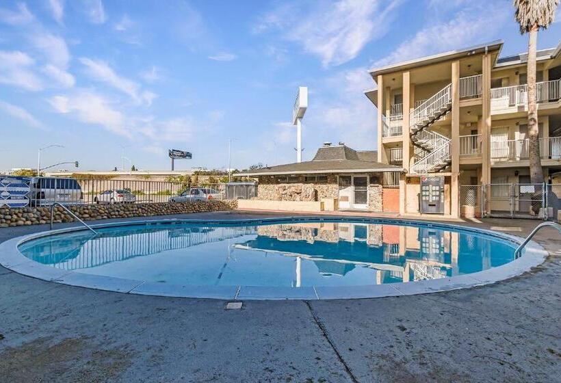 هتل Heritage Inn Express Hayward