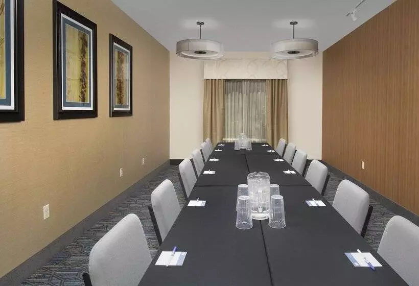 Отель Holiday Inn Express & Suites By Ihg Chambersburg, An Ihg