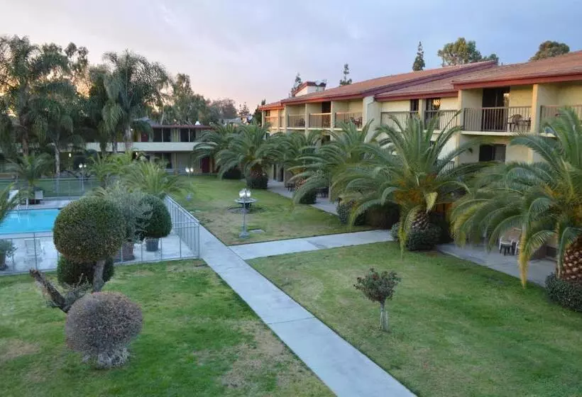 فندق Ontario Airport Inn