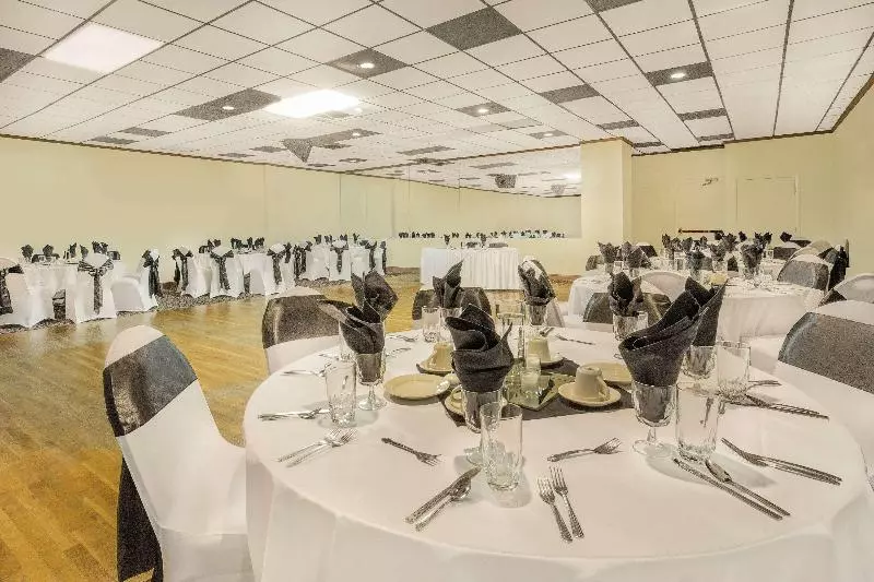 هتل Ramada Plaza By Wyndham Fayetteville Fort Bragg Area