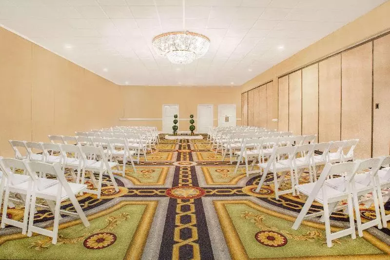 هتل Ramada Plaza By Wyndham Fayetteville Fort Bragg Area