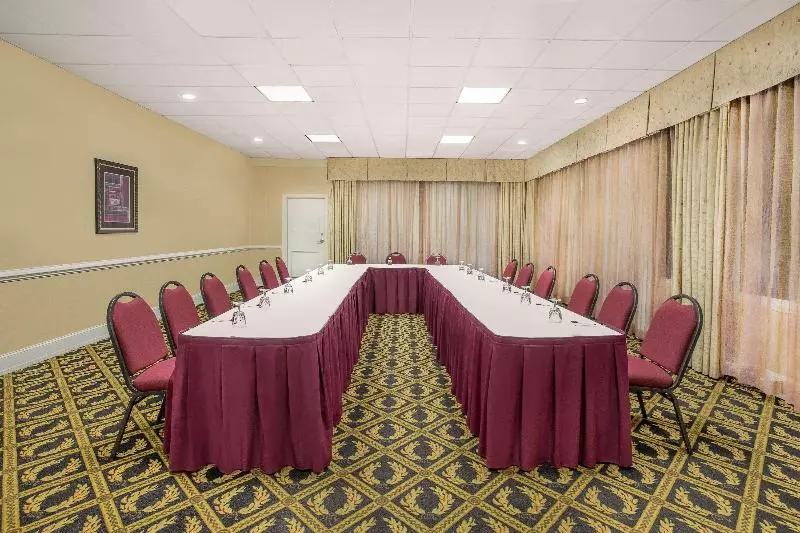 هتل Ramada Plaza By Wyndham Fayetteville Fort Bragg Area