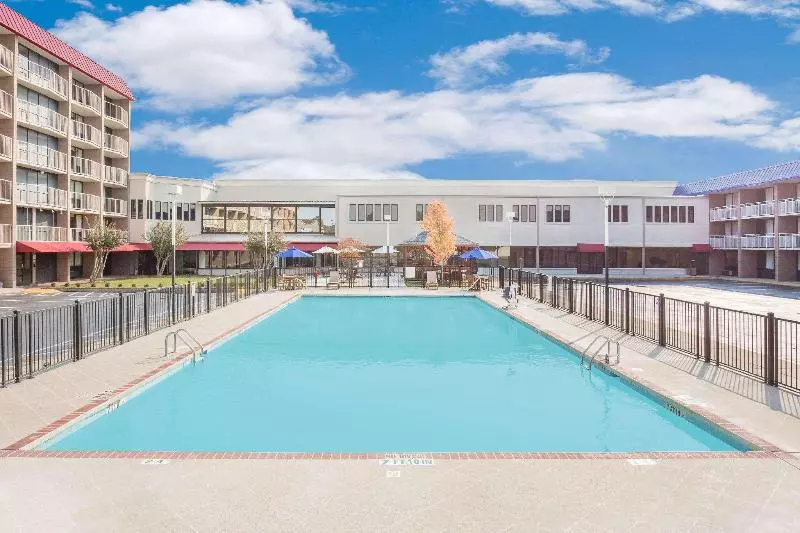 هتل Ramada Plaza By Wyndham Fayetteville Fort Bragg Area