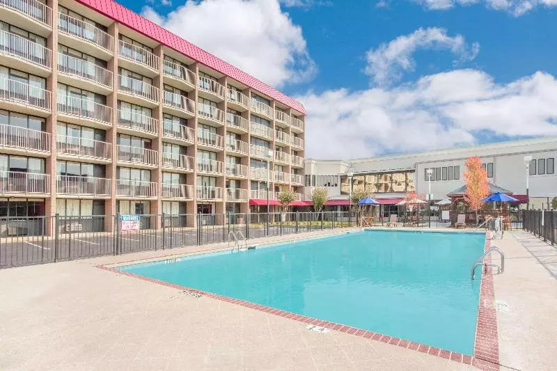 هتل Ramada Plaza By Wyndham Fayetteville Fort Bragg Area
