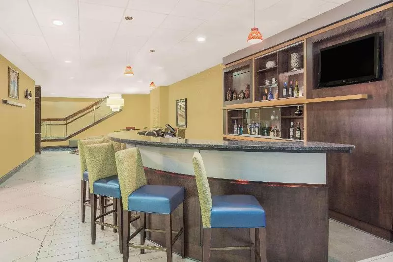 هتل Ramada Plaza By Wyndham Fayetteville Fort Bragg Area