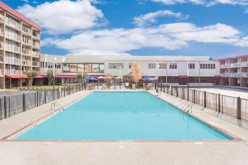 هتل Ramada Plaza By Wyndham Fayetteville Fort Bragg Area