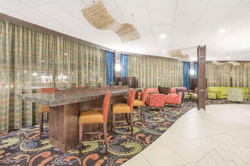 هتل Ramada Plaza By Wyndham Fayetteville Fort Bragg Area