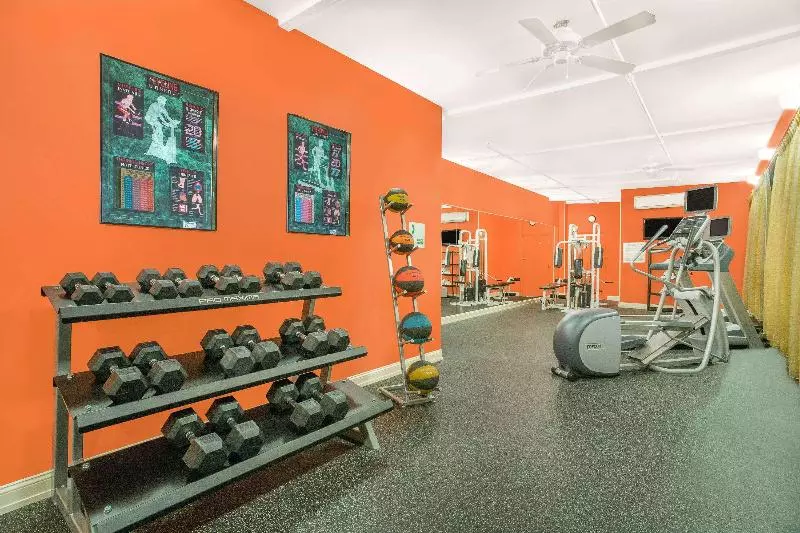 هتل Ramada Plaza By Wyndham Fayetteville Fort Bragg Area