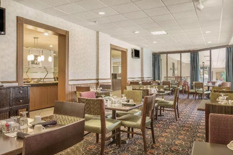 هتل Ramada Plaza By Wyndham Fayetteville Fort Bragg Area