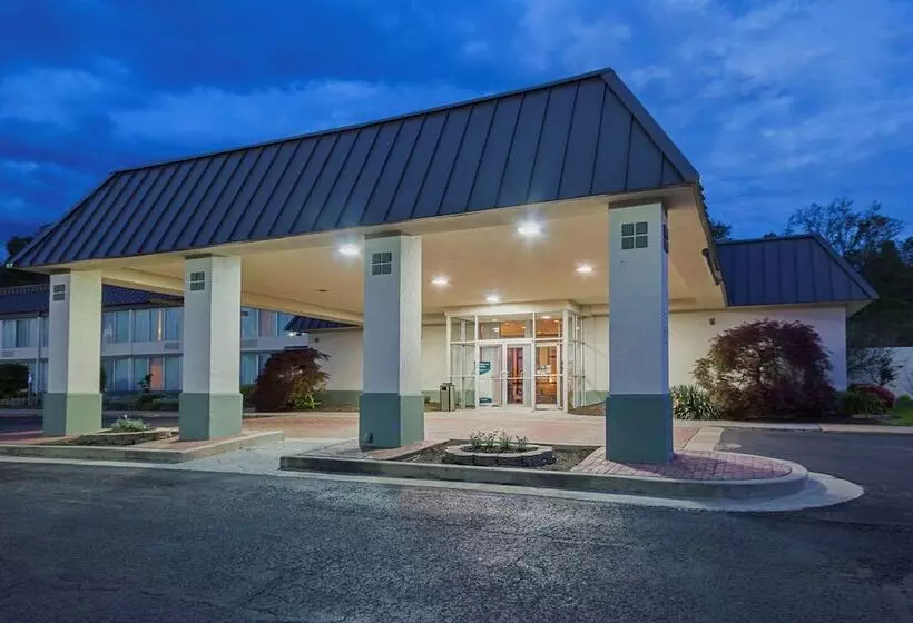 בית מלון כפרי Clarion Inn