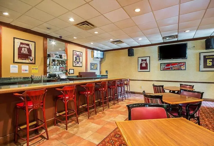 בית מלון כפרי Clarion Inn