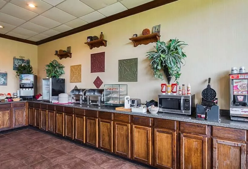 בית מלון כפרי Clarion Inn