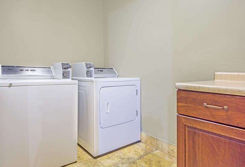 هتل Days Inn By Wyndham Columbus Airport