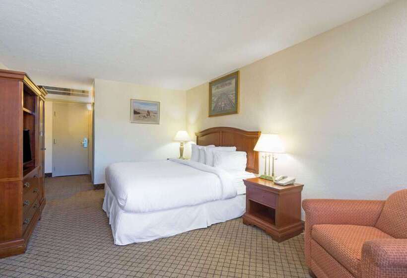 هتل Days Inn By Wyndham Columbus Airport