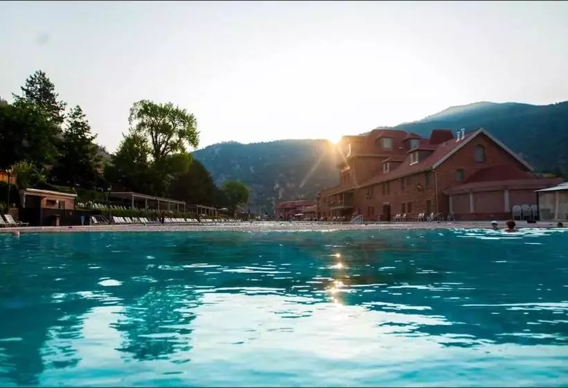 Отель Glenwood Hot Springs Resort
