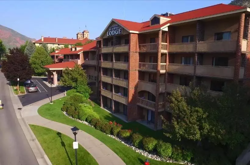 Отель Glenwood Hot Springs Resort