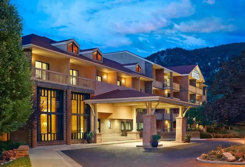 Отель Glenwood Hot Springs Resort