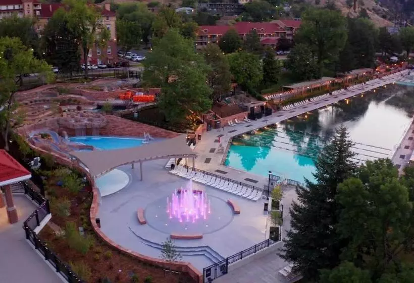 Отель Glenwood Hot Springs Resort