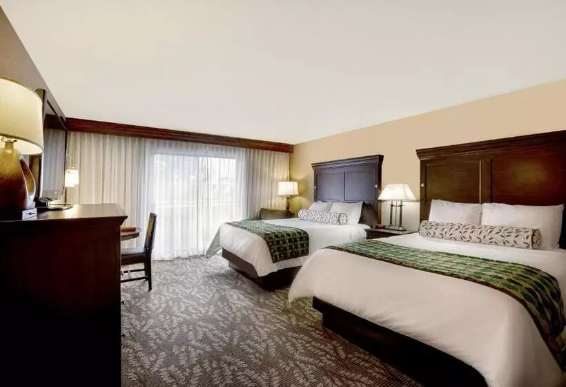 Отель Glenwood Hot Springs Resort