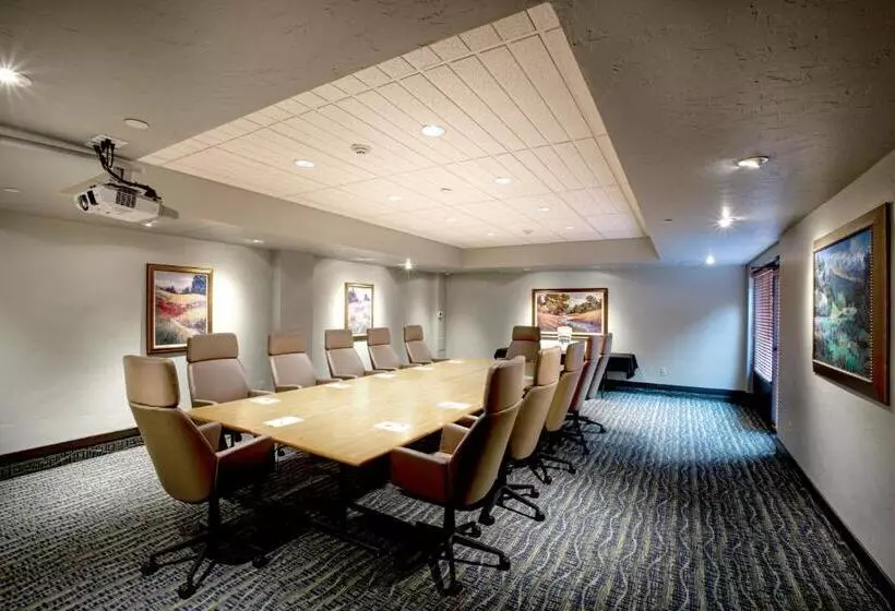 Отель Glenwood Hot Springs Resort