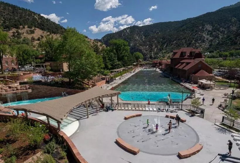 Отель Glenwood Hot Springs Resort