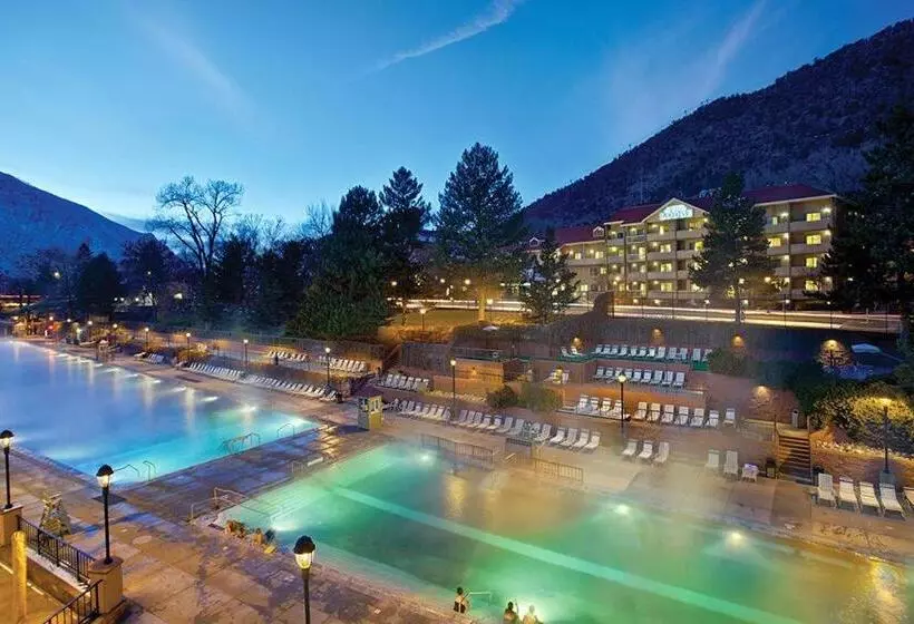 Отель Glenwood Hot Springs Resort