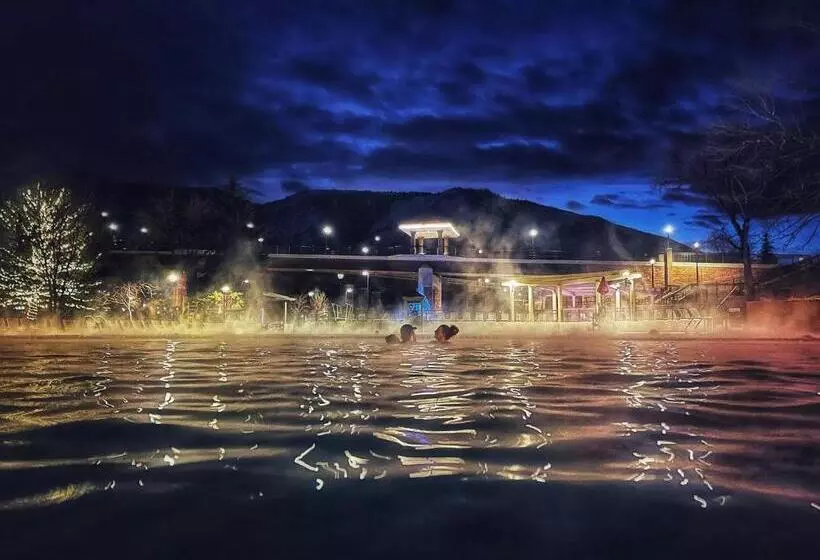 Отель Glenwood Hot Springs Resort