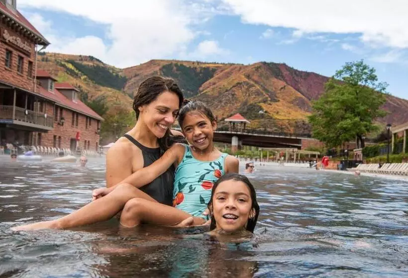 Отель Glenwood Hot Springs Resort