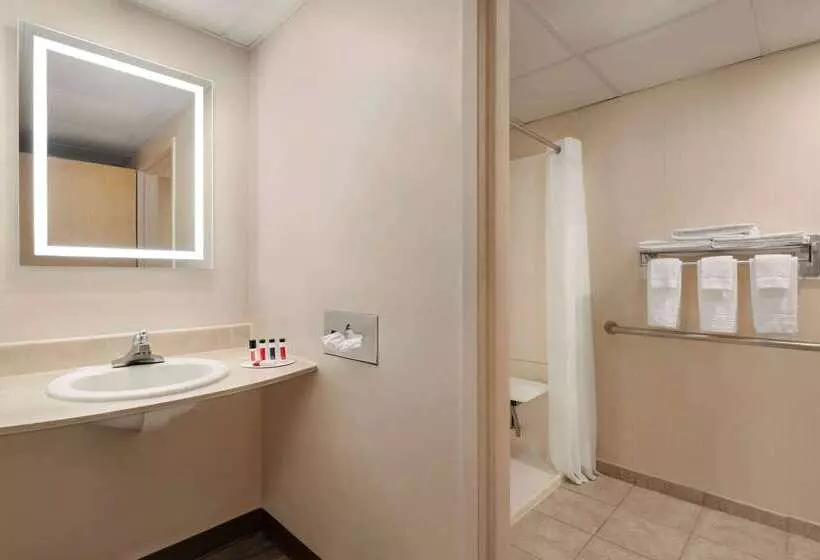 هتل Howard Johnson  By Wyndham South Portland